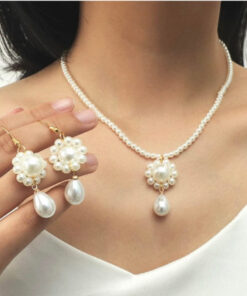 Pearl necklace and earings AQ